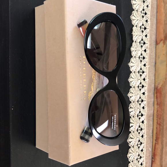 Brand New Burberry Sunglasses - Picture 3 of 5